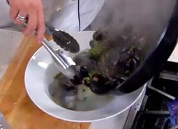 Des moules vigoureusement 
brassées